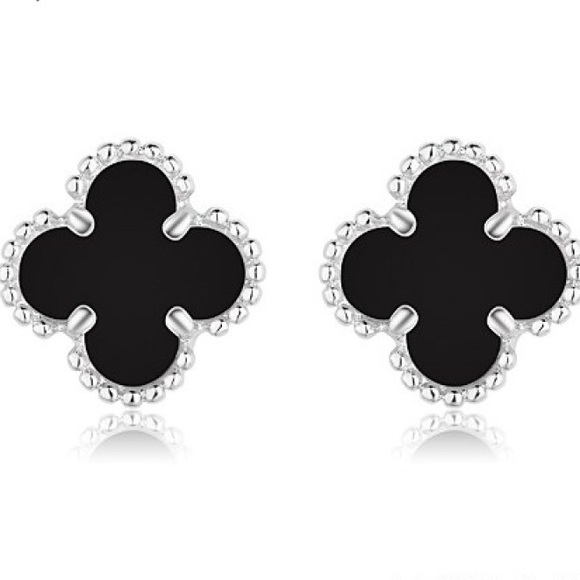 Jewelry - 💕HP💕black clover stud earrings